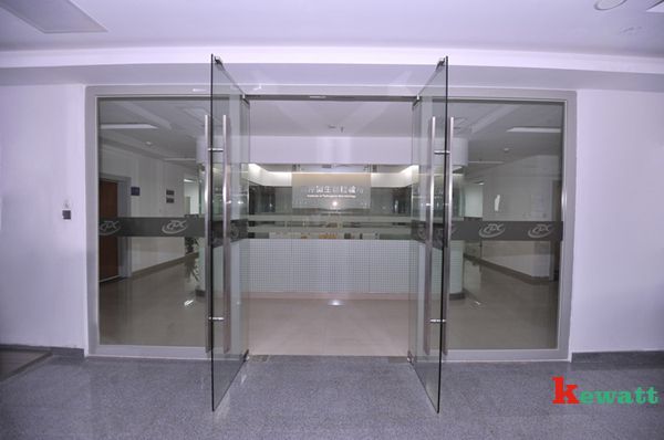 出入境實(shí)驗(yàn)室大門(mén)